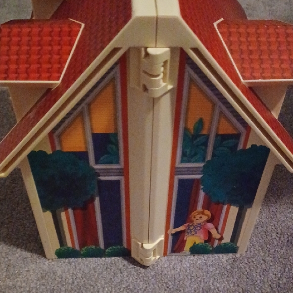 Red and White Dollhouse Carry Case - Picture 2 of 10